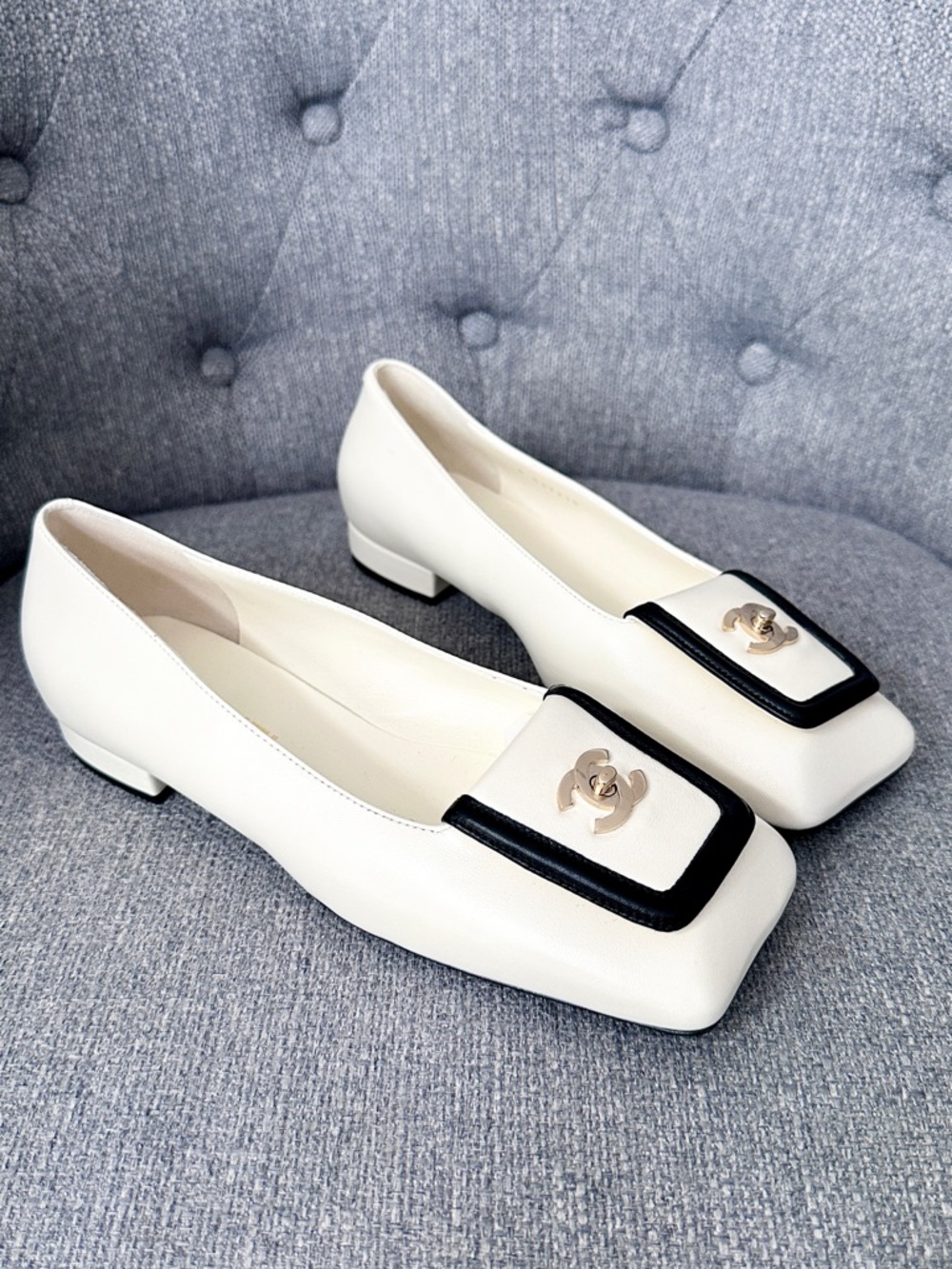 CHANEL BLAZY WHITE SQUARE TOE LEATHER FLATS WITH GOLD TURN LOCK CC LOGO 37.5C